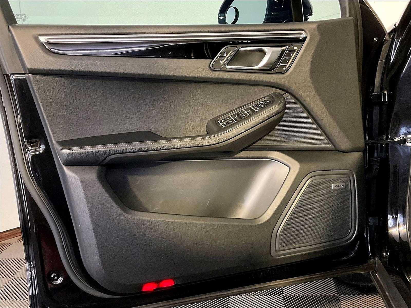 Certified 2022 Porsche Macan AWD/4WD image 25