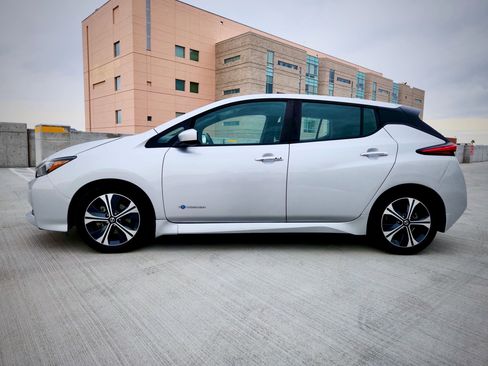 Used 2018 Nissan Leaf SV image 1