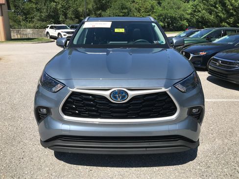 Certified 2022 Toyota Highlander XLE AWD/4WD image 3