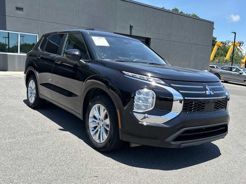 Used 2025 Mitsubishi Outlander ES FWD image 2