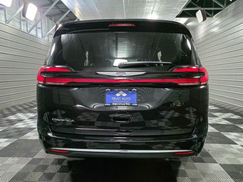 Used 2024 Chrysler Pacifica Touring-L FWD image 6