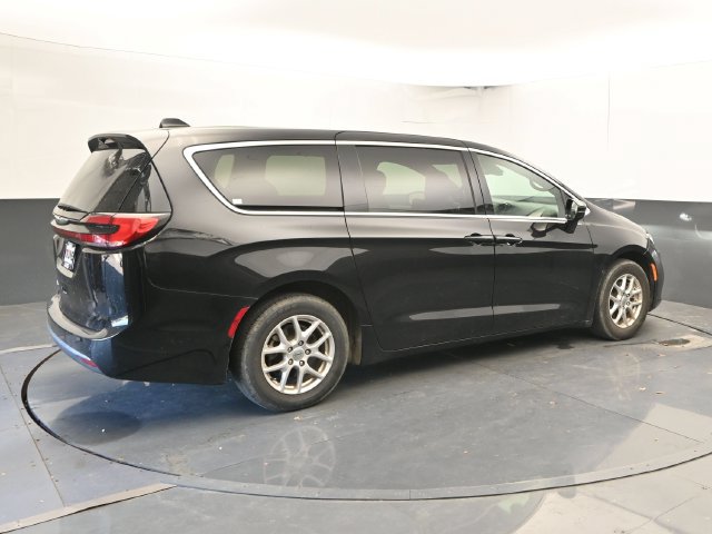 Used 2025 Chrysler Pacifica Select FWD image 2