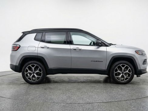 Used 2025 Jeep Compass Limited AWD/4WD image 9