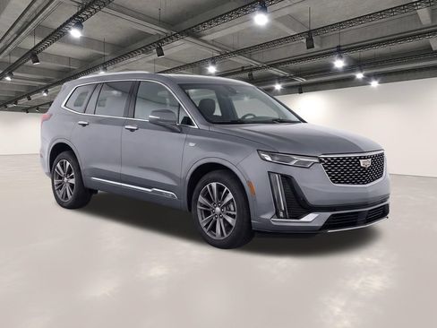 Used 2021 Cadillac XT6 Premium Luxury FWD image 2