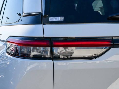 Used 2023 Jeep Grand Cherokee Limited w/ Black Appearance Package image 7