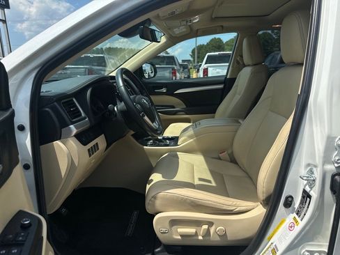 Used 2019 Toyota Highlander XLE image 19