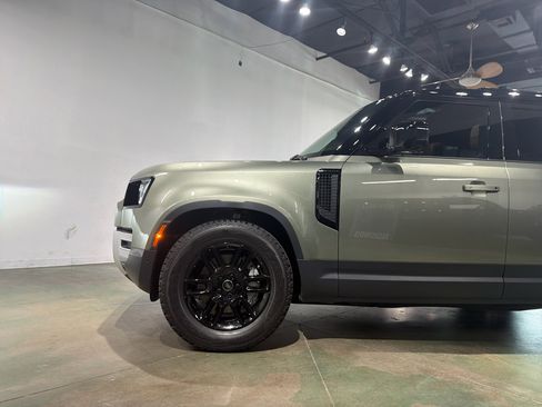 Used 2025 Land Rover Defender 110 S image 3