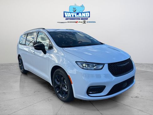 New 2026 Chrysler Pacifica Select w/ S Appearance Package FWD image 32