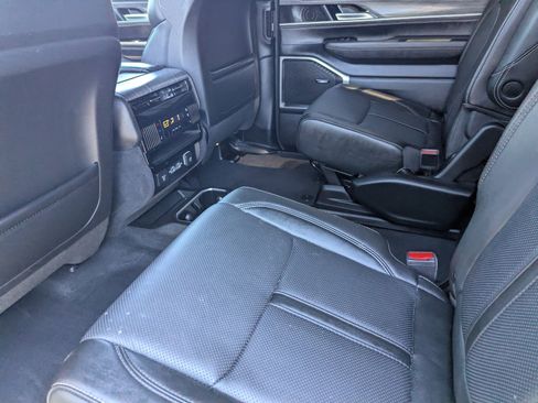Used 2023 Jeep Wagoneer Series II w/ Flexible Seating Group AWD/4WD image 14