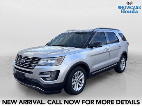 Used 2016 Ford Explorer XLT w/ Equipment Group 202A FWD image 2