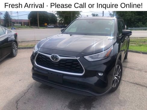 Used 2020 Toyota Highlander XLE AWD/4WD image 2