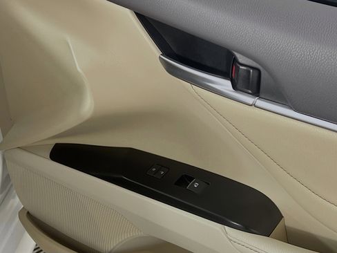 Used 2018 Toyota Camry XLE FWD image 32