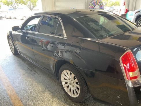 Used 2014 Chrysler 300 RWD image 4