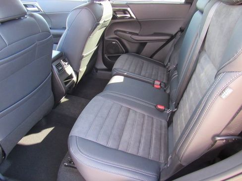 New 2025 Mitsubishi Outlander SE image 8