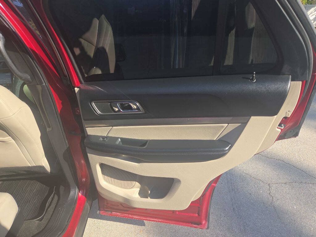 Used 2018 Ford Explorer XLT w/ Equipment Group 202A FWD image 24