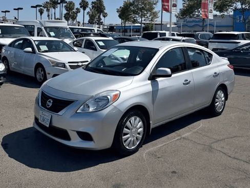 Used 2013 Nissan Versa SV FWD image 2