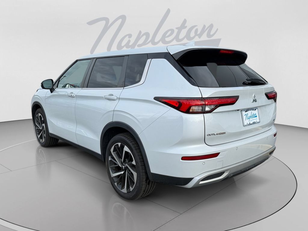 Used 2023 Mitsubishi Outlander SE FWD image 3