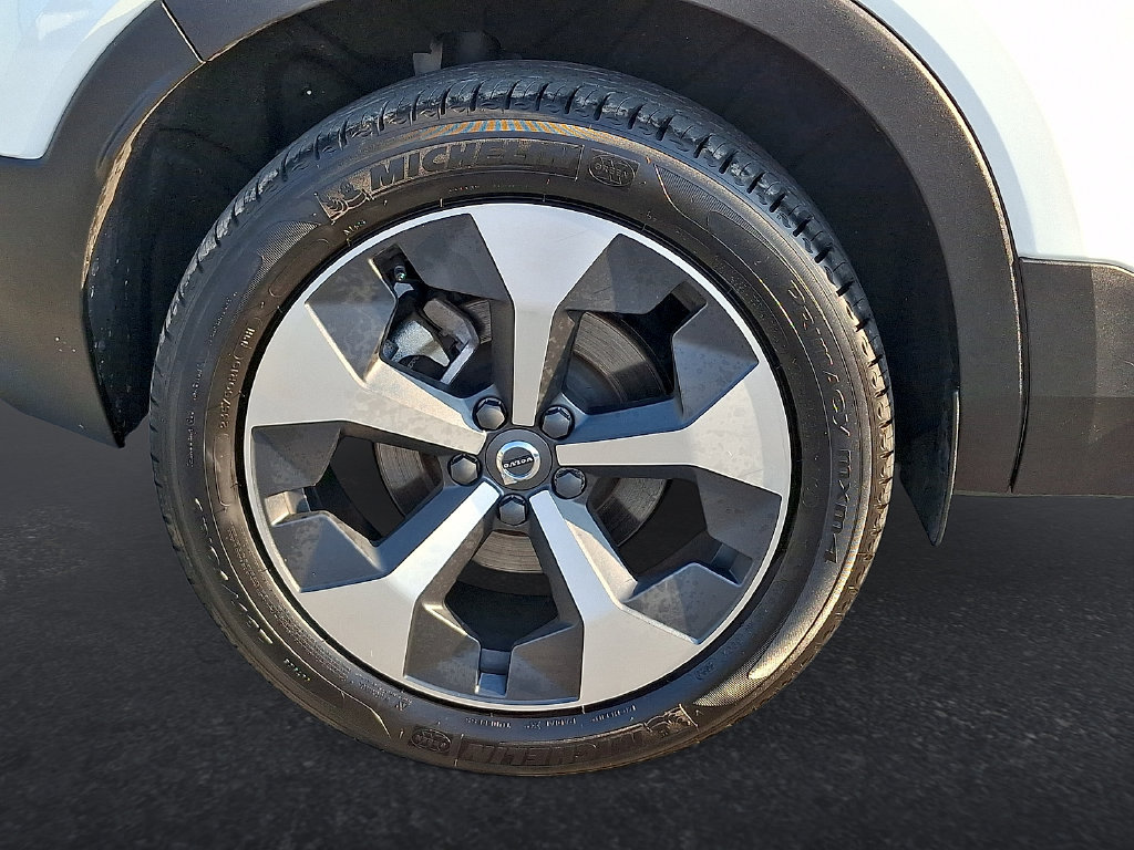 Certified 2026 Volvo XC40 B5 Plus AWD/4WD image 33
