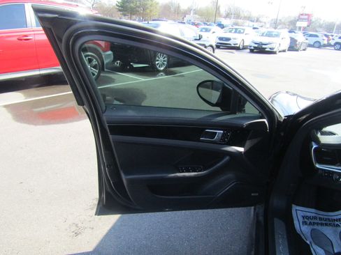 Used 2019 Porsche Panamera image 8