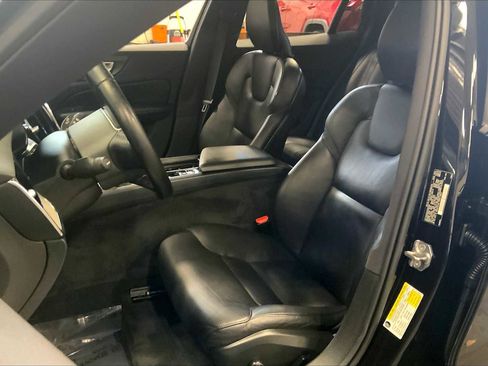 Used 2021 Volvo V60 T5 Cross Country image 8