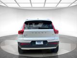 Used 2022 Volvo XC40 T4 Momentum image 4