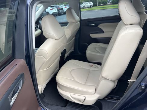 Used 2022 Toyota Highlander XLE FWD image 32