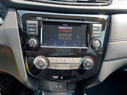 Used 2018 Nissan Rogue S AWD/4WD image 31