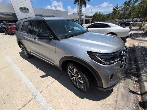 Used 2025 Ford Explorer Platinum w/ Ultimate Package AWD/4WD image 3