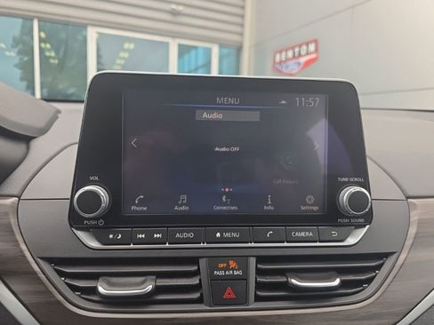 Used 2025 Nissan Altima 2.5 SV FWD image 21
