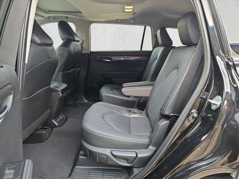 Used 2025 Toyota Highlander Limited AWD/4WD image 20