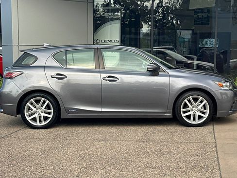 Used 2017 Lexus CT 200h FWD image 3