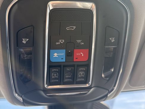 Used 2023 Jeep Grand Cherokee L Limited w/ Black Appearance Package AWD/4WD image 23