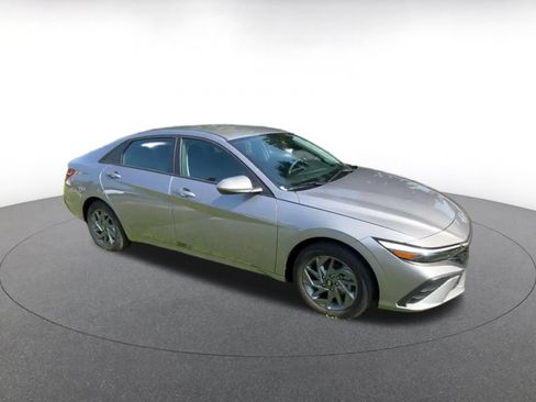 Used 2026 Hyundai Elantra Hybrid FWD image 2
