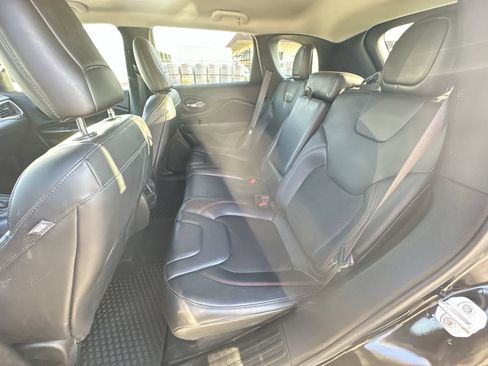 Used 2021 Jeep Cherokee Trailhawk w/ Comfort/Convenience Group AWD/4WD image 24
