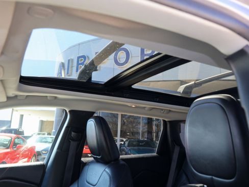 Used 2021 Jeep Cherokee Limited image 13