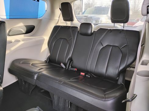 Used 2022 Chrysler Pacifica Touring-L image 18