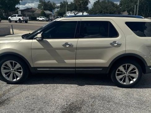Used 2018 Ford Explorer Limited w/ Equipment Group 301A FWD image 4