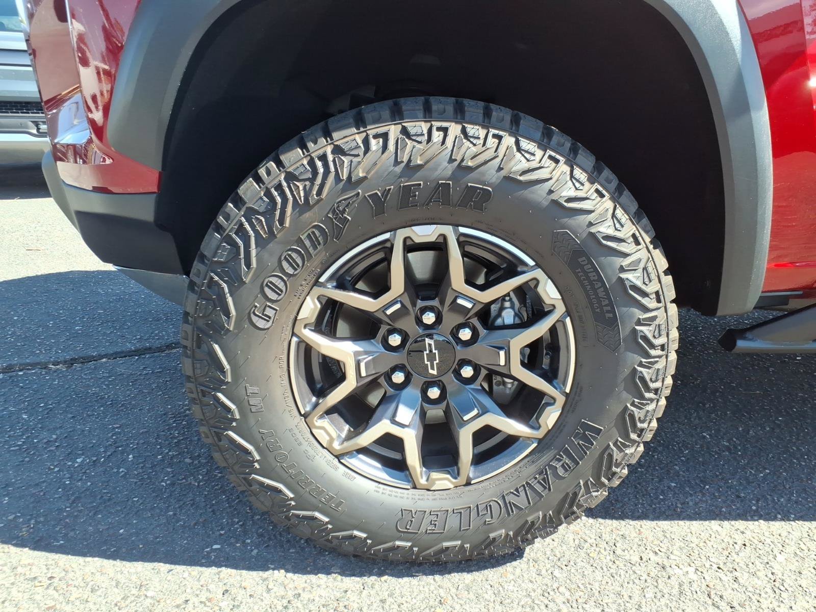 Used 2024 Chevrolet Colorado ZR2 w/ ZR2 Convenience Package III AWD/4WD image 11