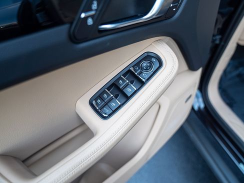 Used 2026 Porsche Macan AWD/4WD image 18