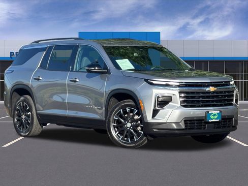 Used 2024 Chevrolet Traverse LT w/ Enhanced Driving Package AWD/4WD image 2