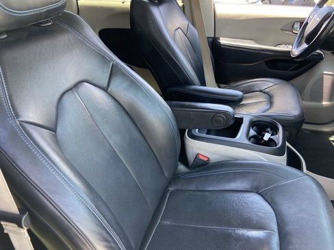 Used 2021 Chrysler Pacifica Touring-L FWD image 23