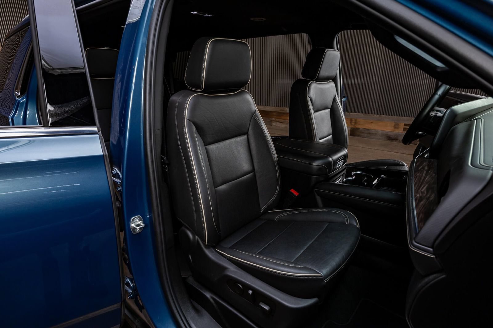 Used 2025 Chevrolet Tahoe Premier AWD/4WD image 27