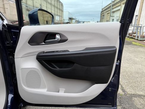 Used 2017 Chrysler Pacifica Limited w/ Tire & Wheel Group image 66