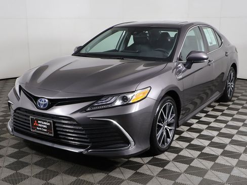 Used 2021 Toyota Camry XLE w/ Navigation Upgrade Package image 10