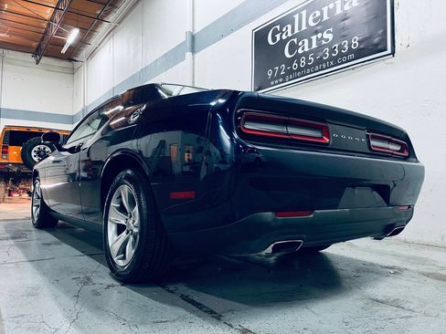 Used 2015 Dodge Challenger SXT RWD image 4