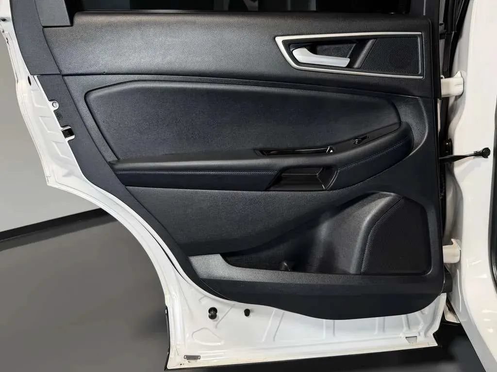 Used 2018 Ford Edge SEL w/ Equipment Group 201A FWD image 18