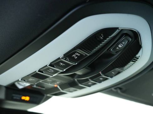 Certified 2025 Porsche Macan AWD/4WD image 35