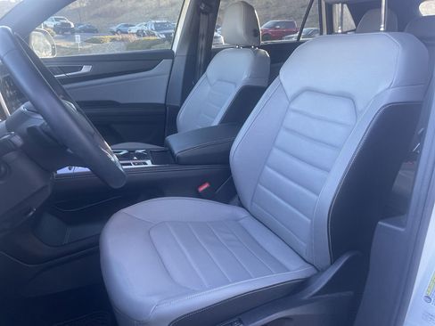 Used 2024 Volkswagen Atlas Cross Sport SEL R-Line image 11