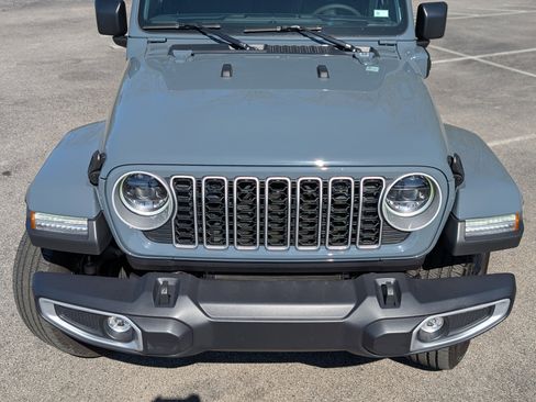 Used 2025 Jeep Wrangler Sahara image 12