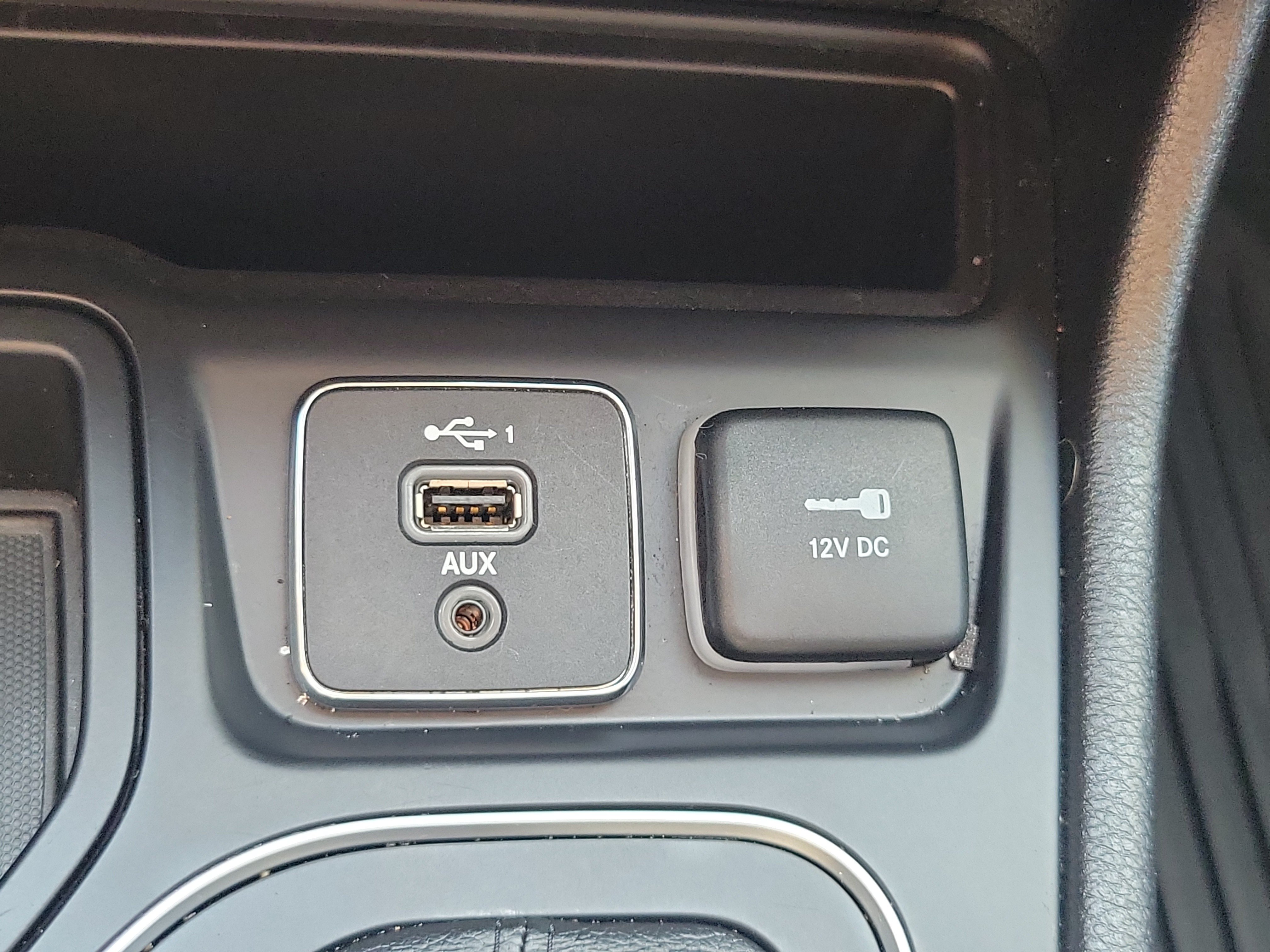 Used 2021 Jeep Cherokee Latitude w/ Mopar Interior Package FWD image 23